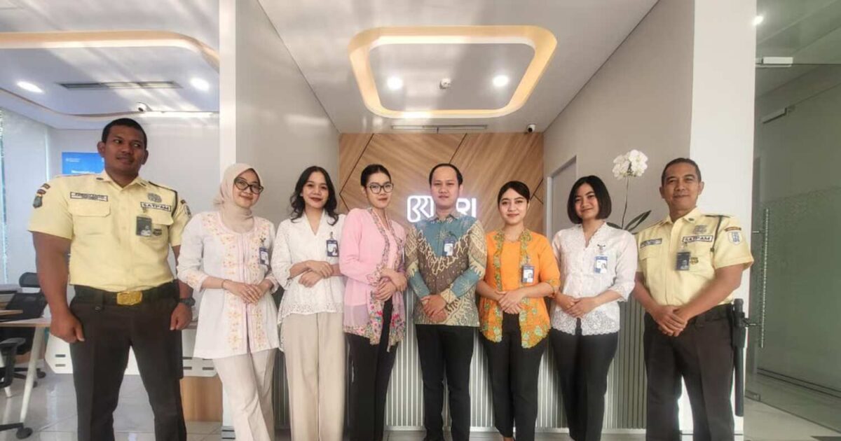 Peringati Hari Kartini, Frontliner BRI Branch Office Otista Kompak Berseragam Pakaian Nasional
